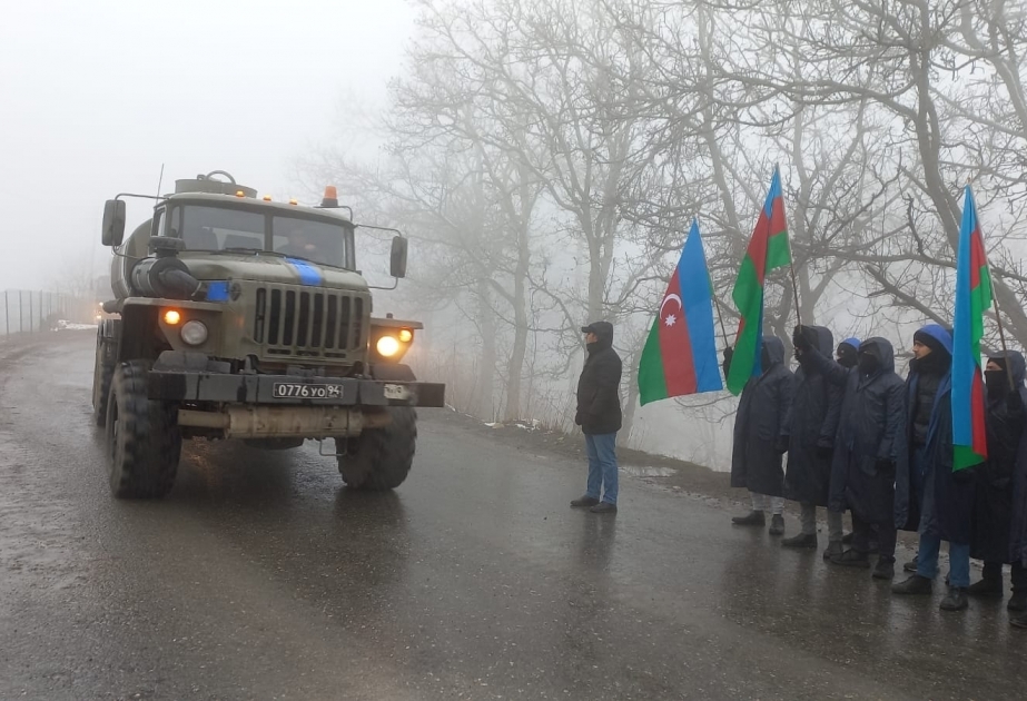 Un deuxième convoi de véhicules du contingent de maintien de la paix traverse la zone de manifestation