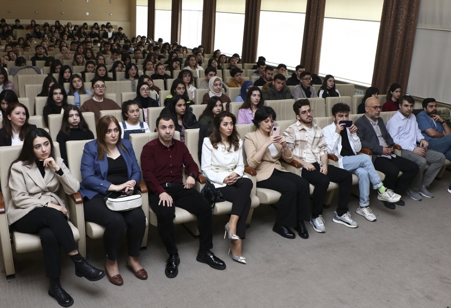 Tələbələr “Code Academy”nin təqaüd proqramı barədə məlumatlandırılıb