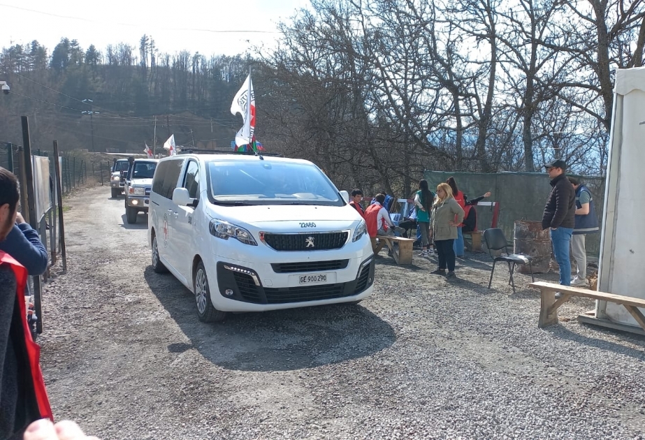 Экоакция: автомобили МККК, проехавшие в сторону Лачина, вернулись обратно
