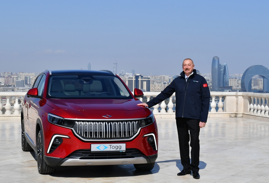 El primer automóvil eléctrico local de Türkiye "Togg", fue presentado al Presidente de Azerbaiyán