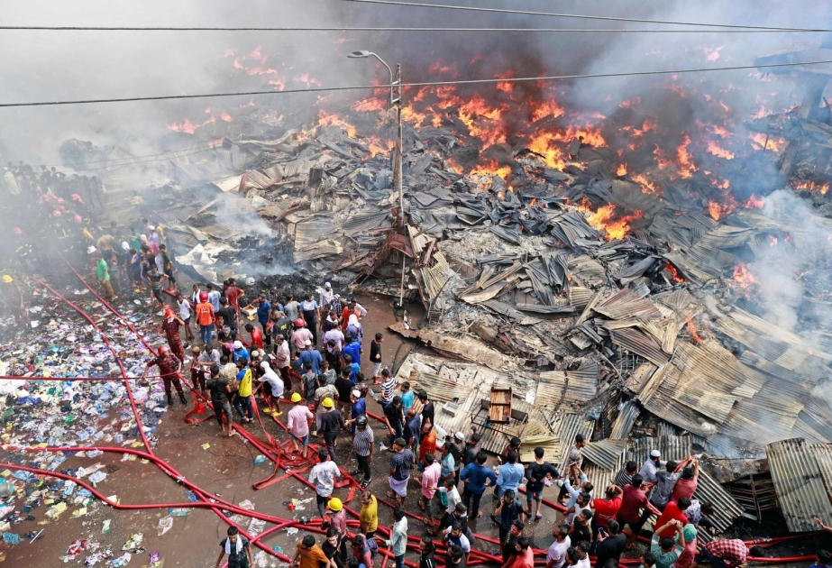 Bangladesch: Gewaltiger Brand einen Stoffmarkt zerstört

