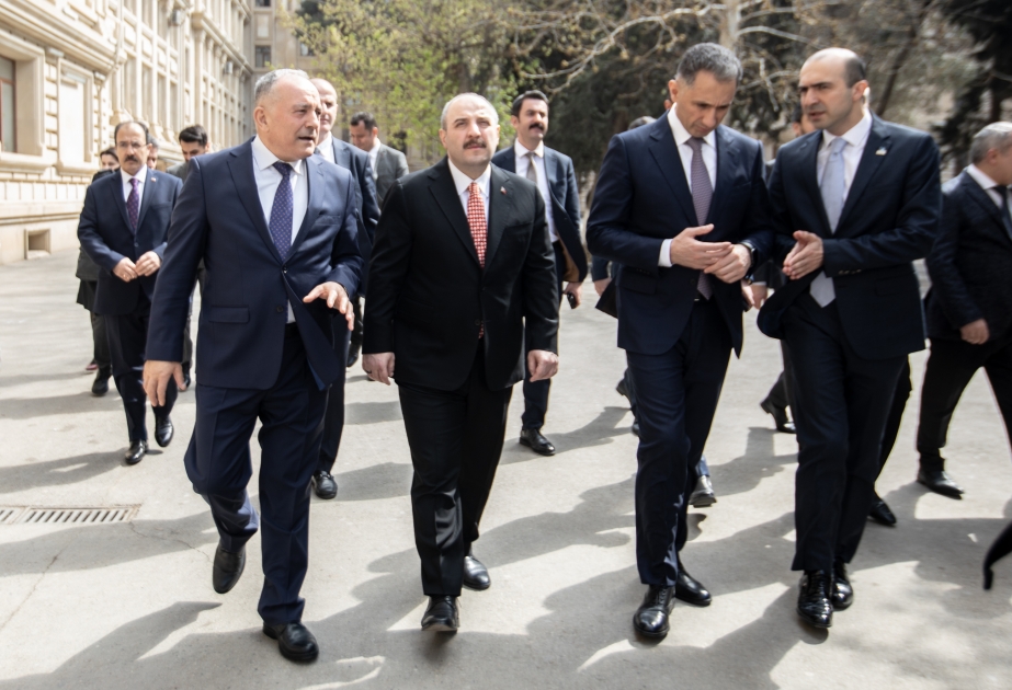 Türkiyənin sənaye və texnologiya naziri AzTU-da görülən işlərlə tanış olub