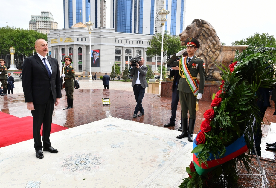 Douchanbé : le président Ilham Aliyev visite la statue d’Ismoil Somoni VIDEO