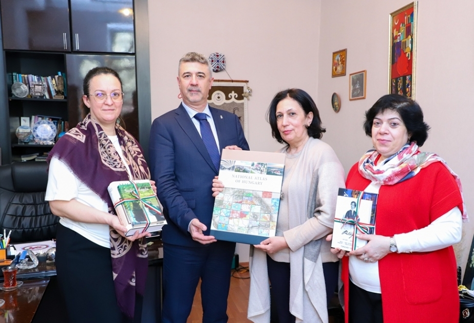 ADU tələbələrinə macar dilində kitablar hədiyyə olunub