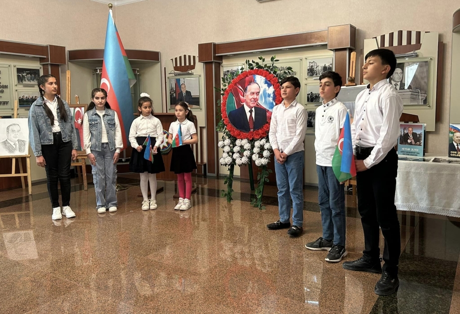 Azərbaycan xalqı yeni əsrə və yeni minilliyə Heydər Əliyev zəkasının işığında qədəm qoyub