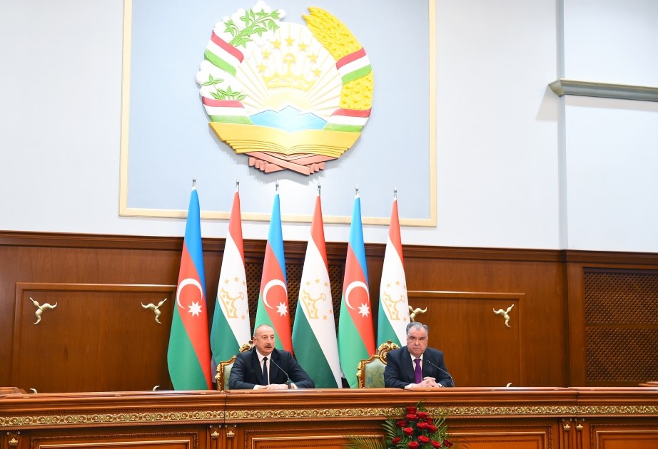 Президент Ильхам Алиев пригласил таджикского коллегу Эмомали Рахмона посетить с визитом Азербайджан