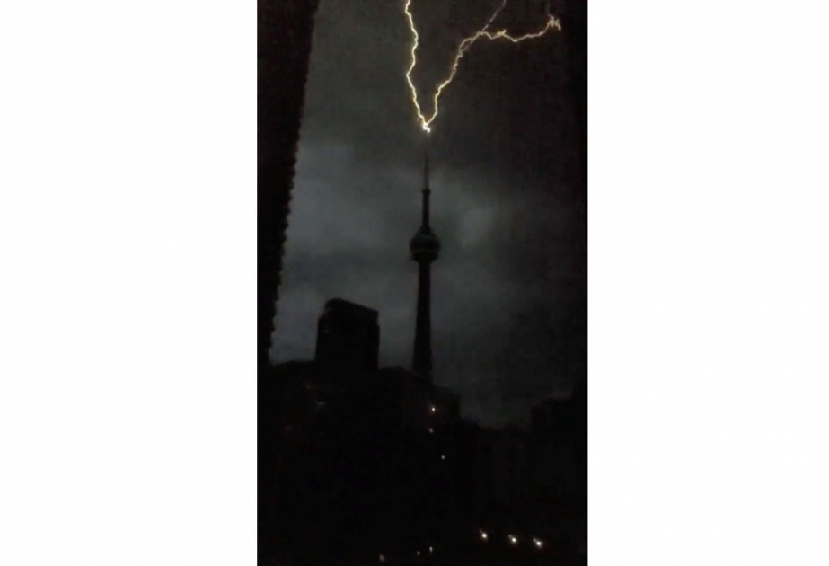 Torontonun CN qülləsinə ildırım düşüb