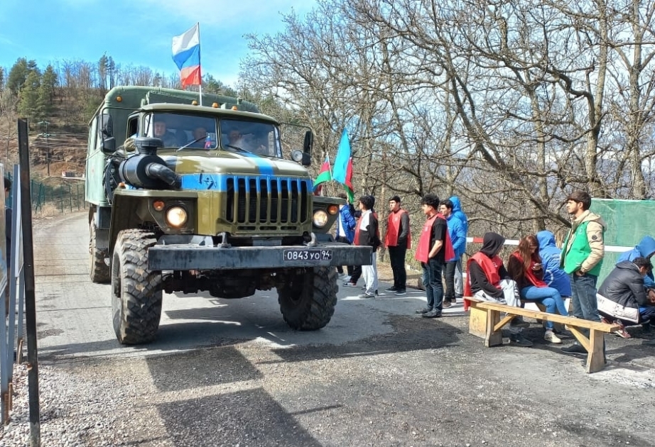 Six trucks of Russian peacekeepers pass unhindered through protest area