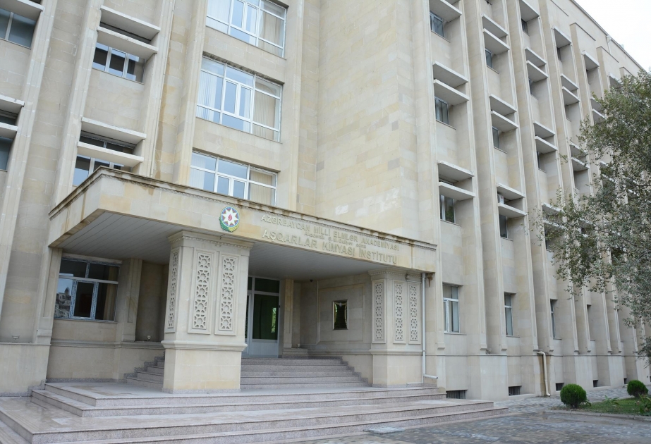 Kimyaçı alimlər orta məktəbdə “Kiçik Akademiya”nın üzvləri ilə görüşüblər
