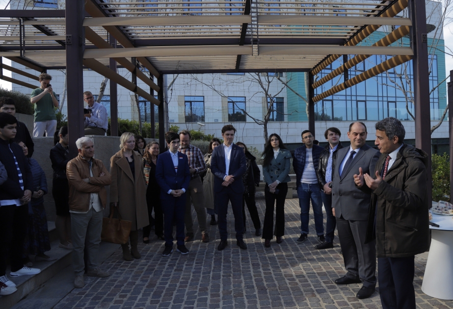 Niderland səfirliyi ADA Universitetinə günəş/külək enerjisi istehsal edən turbin bağışlayıb