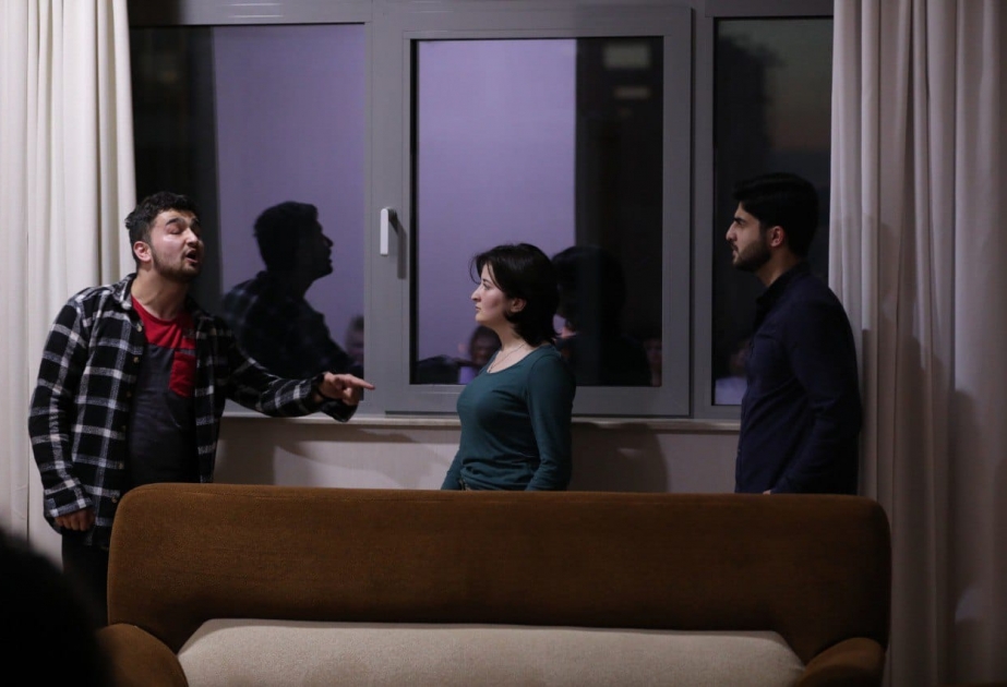 “Ev teatrı” üslubunda hazırlanmış tamaşanın premyerası olub