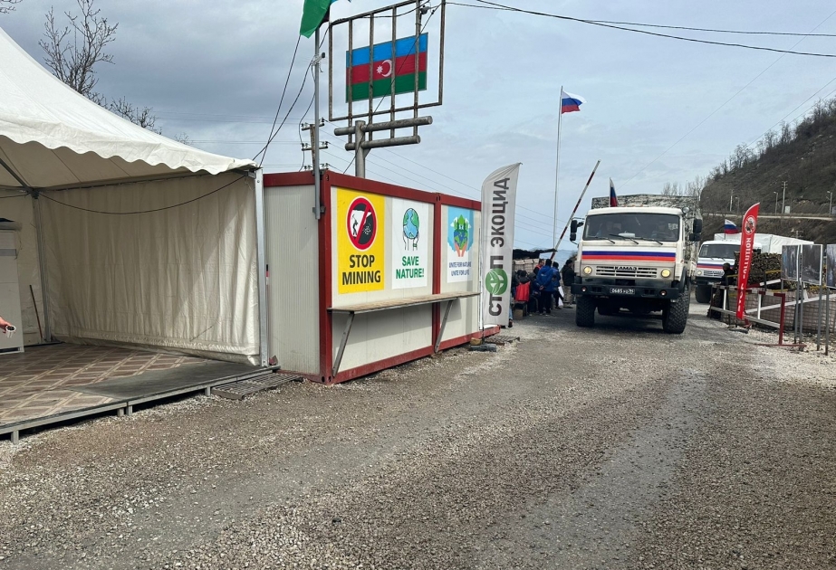 Straße Latschin: Fahrzeuge russischer Friedenstruppen passieren Aktionsgebiet ungehindert