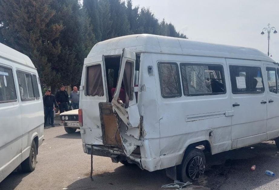 Göygöldə mikroavtobus minik avtomobili ilə toqquşdu, xəsarət alanlar var