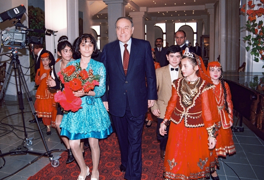 Moments of life given to the people: December 1997