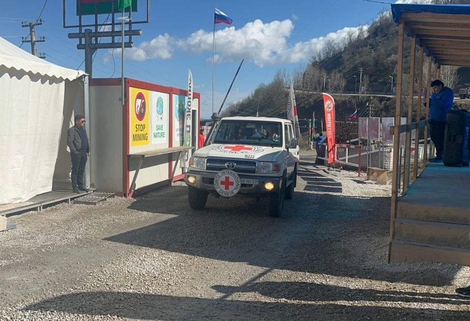 Des véhicules du CICR traversent sans encombre la route Latchine-Khankendi
