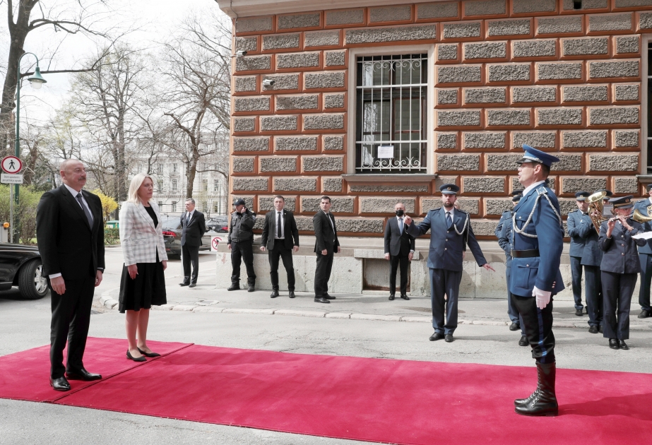 Se celebró la ceremonia de bienvenida oficial al Presidente Ilham Aliyev en Sarajevo