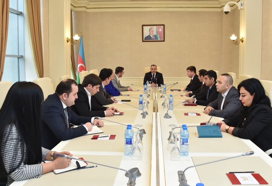 Adil Əliyev Gənclər və İdman Nazirliyi yanında İctimai Şuranın üzvləri ilə görüşüb