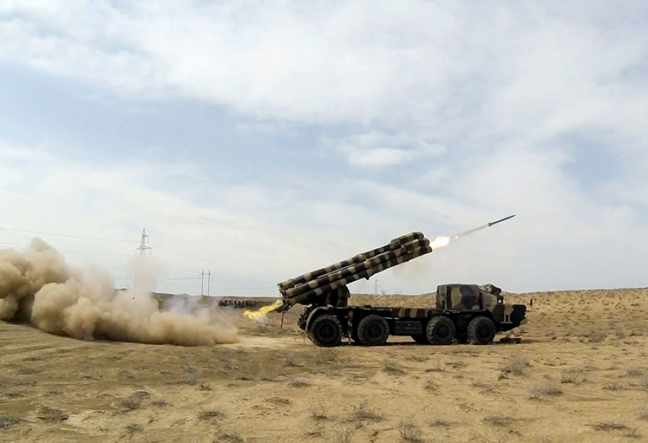 阿塞拜疆军队导弹和炮兵部队举行实弹射击演习  视频   

