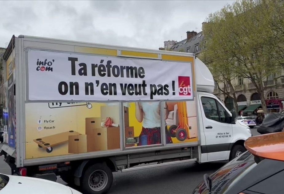 Réforme des retraites en France : un camion et une péniche de la CGT près de Notre-Dame pour protester contre Macron