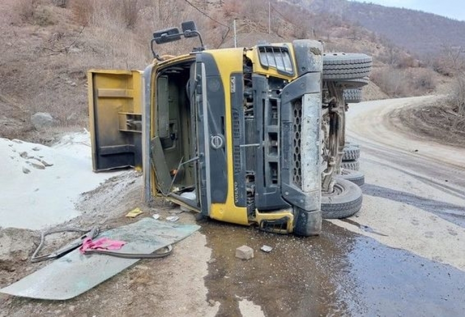 Laçında yük maşınının aşması nəticəsində sürücü ölüb