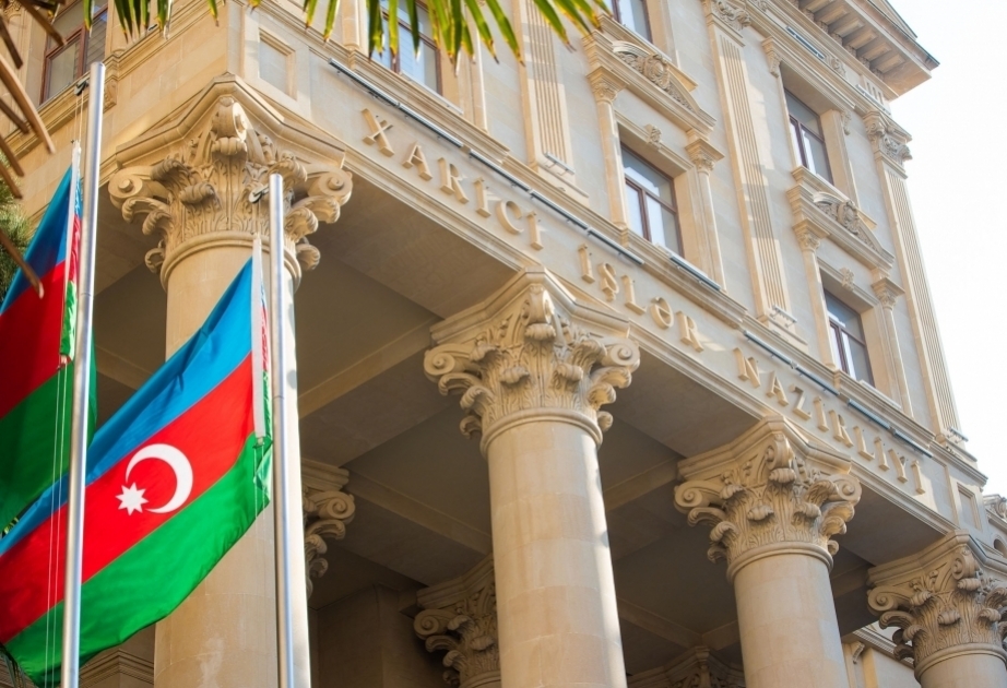 Cancillería: “La quema de la bandera azerbaiyana es la encarnación del arraigado odio étnico en Armenia hacia Azerbaiyán”