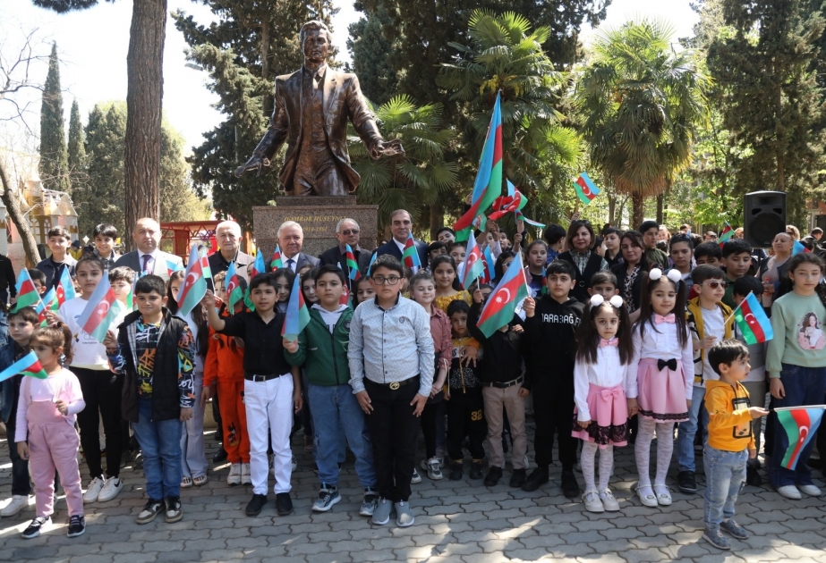 Gəncədə bəstəkar Qəmbər Hüseynlinin qəbirüstü abidəsinin ətrafında salınan yeni parkın açılışı olub