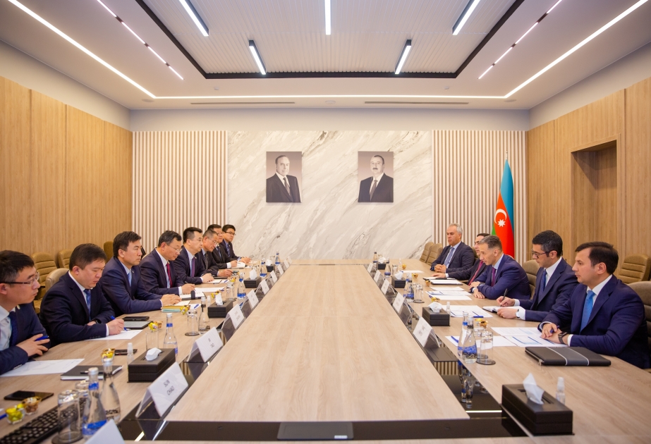 Le ministre azerbaïdjanais du Numérique et des Transports rencontre une délégation de Shandong Port Group