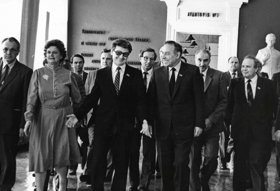 Moments d’une vie dédiée au peuple : 1985