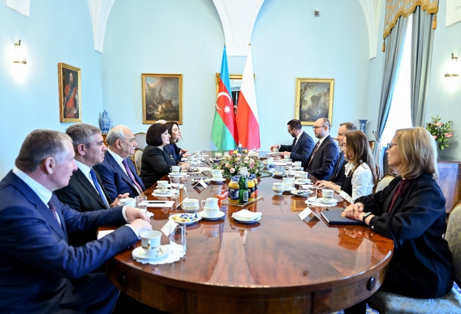 Presidenta de Milli Majlis se reúne con el Presidente de Polonia