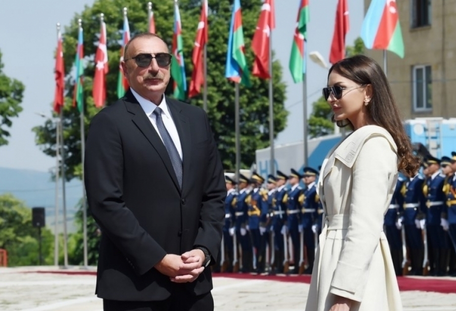 Präsident Ilham Aliyev und First Lady Mehriban Aliyeva gratulieren türkischer Athletin, die bei Europameisterschaften in Eriwan Goldmedaille gewonnen hat