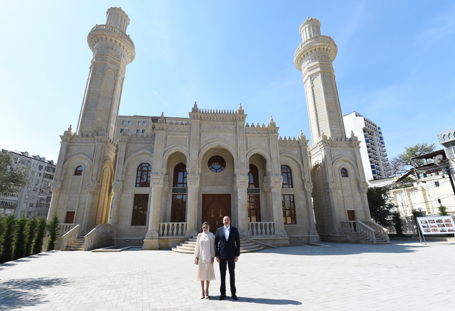 Präsident Ilham Aliyev und First Lady Mehriban Aliyeva besuchen Juma Moschee in Baku VIDEO