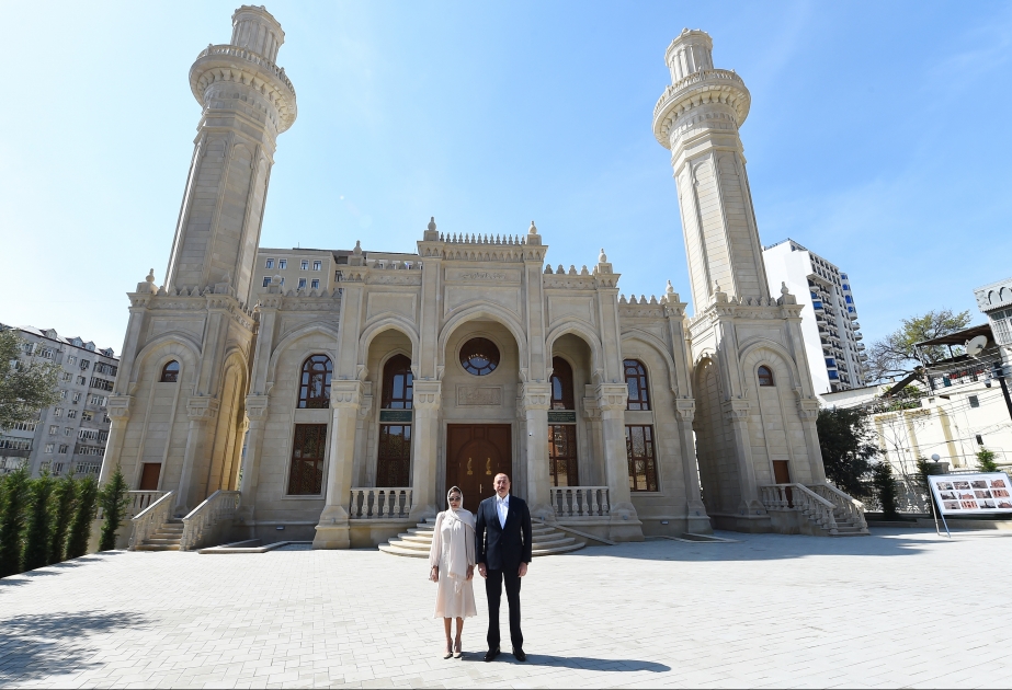 Presidente Ilham Aliyev y la Primera Dama Mehriban Aliyeva asisten a la inauguración de la mezquita Juma