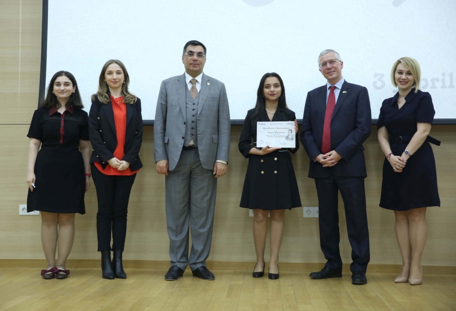 La Escuela Superior de Petróleo de Bakú organiza un concurso de poesía dedicado al poeta escocés