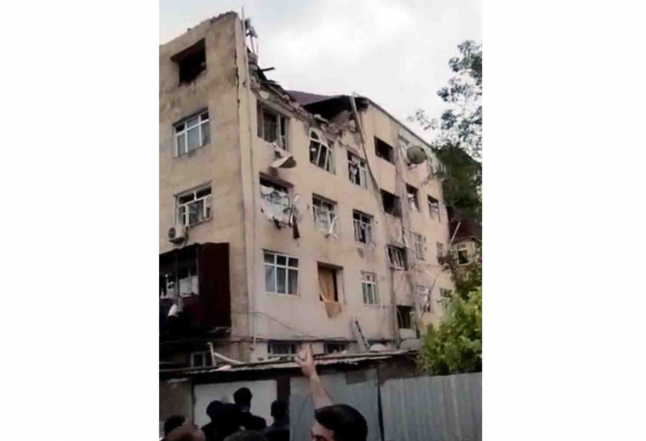 Biləsuvarda beşmərtəbəli binada güclü partlayış olub