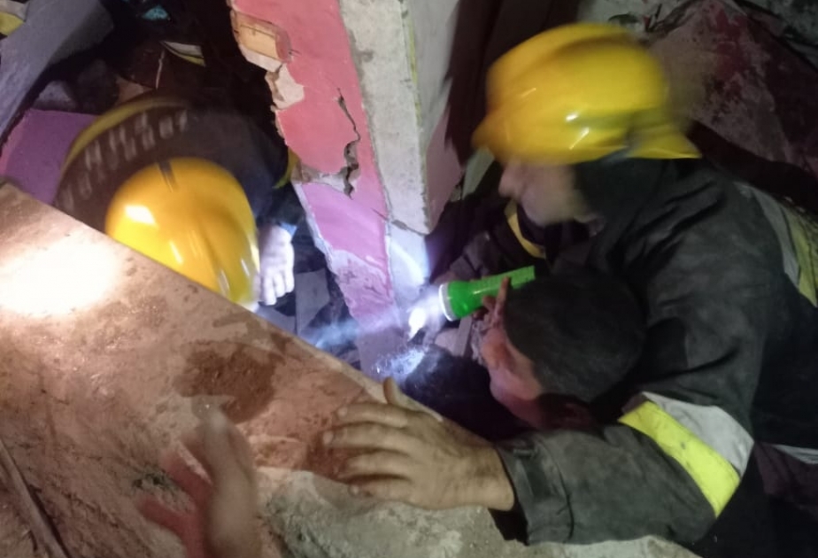 FHN: Biləsuvarda binada partlayışdan sonra bir nəfər dağıntılar altından çıxarılıb VİDEO