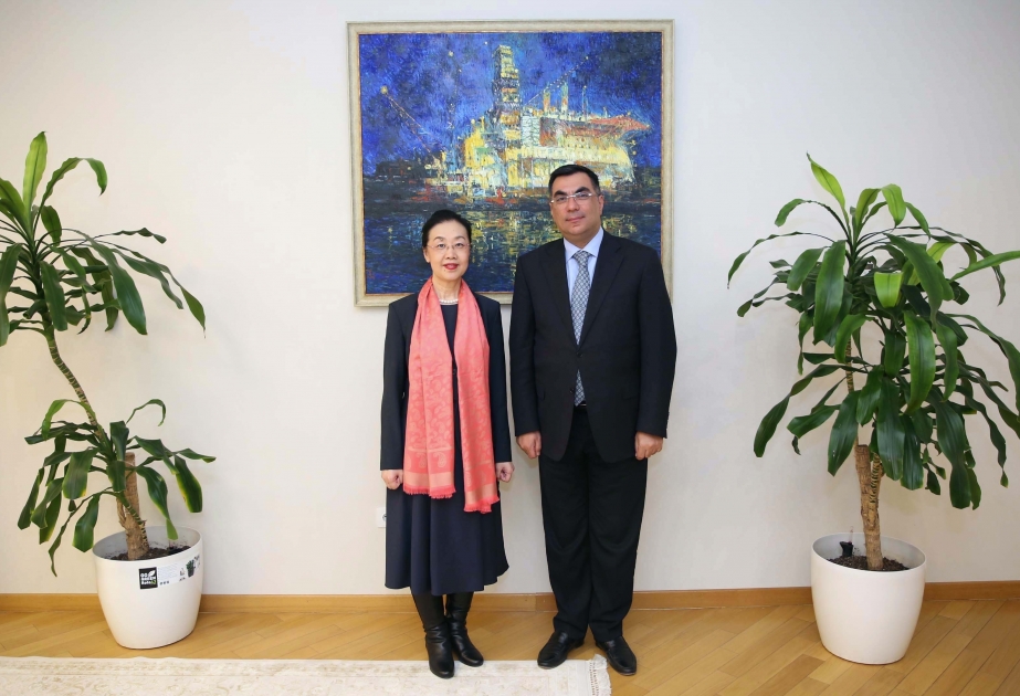 Embajadora de China en Azerbaiyán visita la Escuela Superior de Petróleo de Bakú