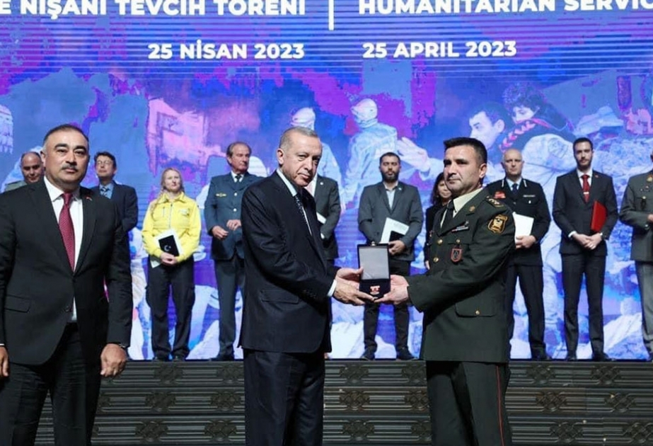 Türkiyə Prezidenti hərbi qulluqçumuzu təltif edib