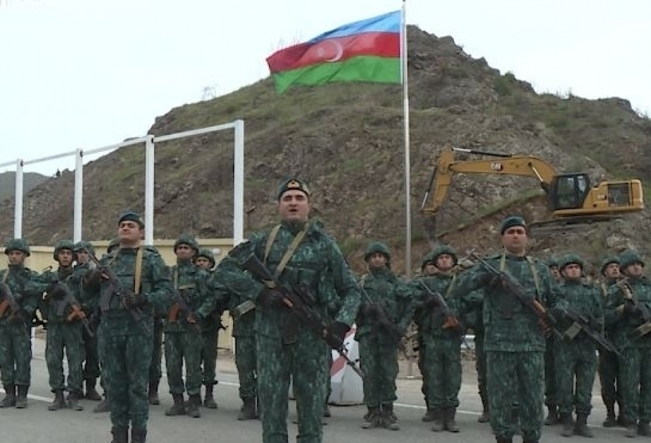 Aserbaidschanische Flagge an Eingang der Straße Latschin-Khankendi gehisst VIDEO