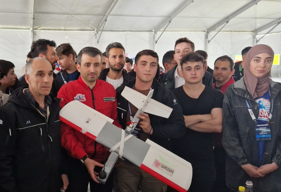 Selcuk Bayraktar se reúne con el equipo "RED X" de Azerbaiyán en "TEKNOFEST 2023" de Türkiye
