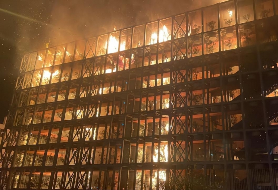Fire engulfs lavish condominium building in Türkiye's Izmir