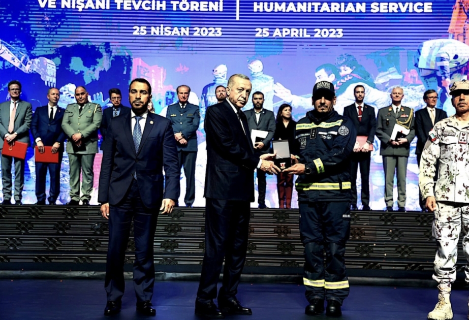 Türkiyə Prezidenti BƏƏ xilasedicilərinə dövlət mükafatları təqdim edib