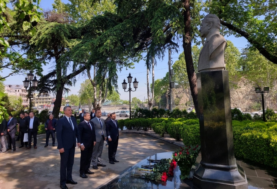 Делегация Милли Меджлиса посетила памятник общенациональному лидеру Гейдару Алиеву в Тбилиси