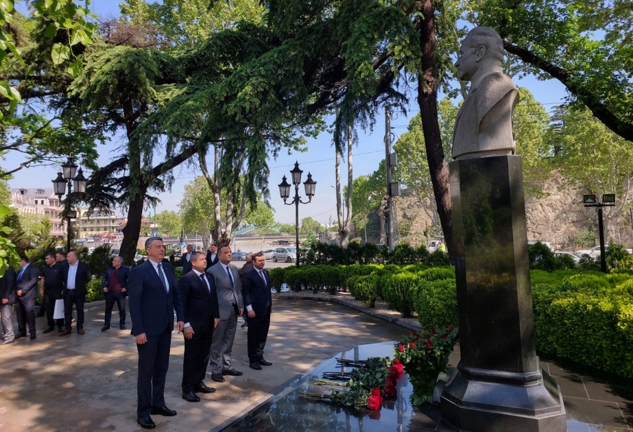 Azerbaijani parliamentary delegation visits monument to National Leader Heydar Aliyev in Tbilisi