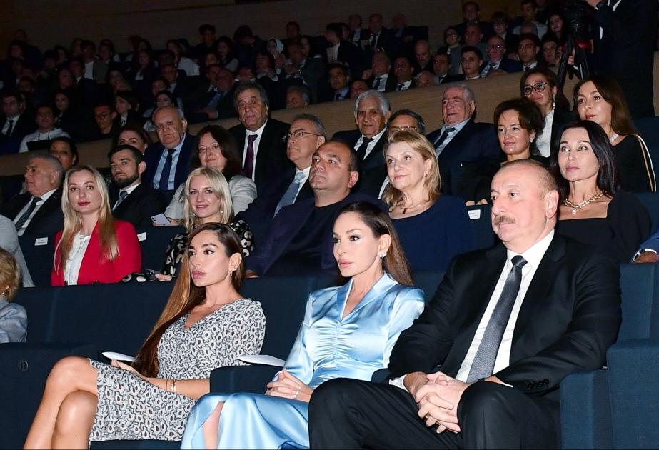 Konzert zum 100. Geburtstages von Akademikerin Zarifa Aliyeva im Heydar Aliyev Zentrum Präsident Ilham Aliyev und First Lady Mehriban Aliyeva waren ebenfalls beim Konzert zugegen VIDEO