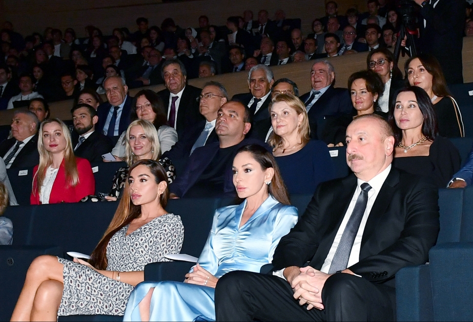 Le Centre Heydar Aliyev accueille un concert consacré au centenaire de l’académicienne Zarifa Aliyeva  Le président Ilham Aliyev et son épouse Mehriban Aliyeva assistent au concert VIDEO