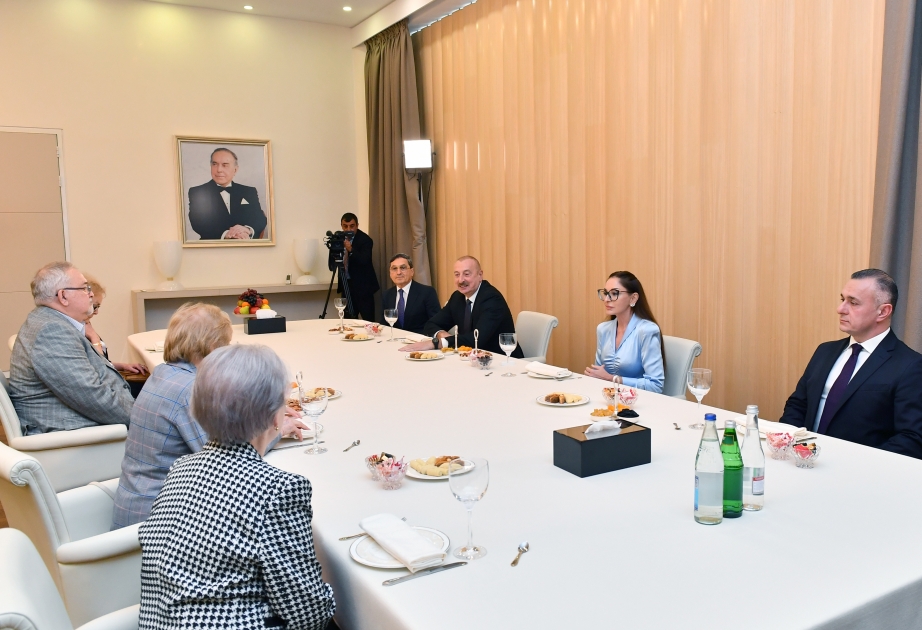 Le président azerbaïdjanais et son épouse rencontrent les ophtalmologistes ayant travaillé à la même époque que l’académicienne Zarifa Aliyeva VIDEO