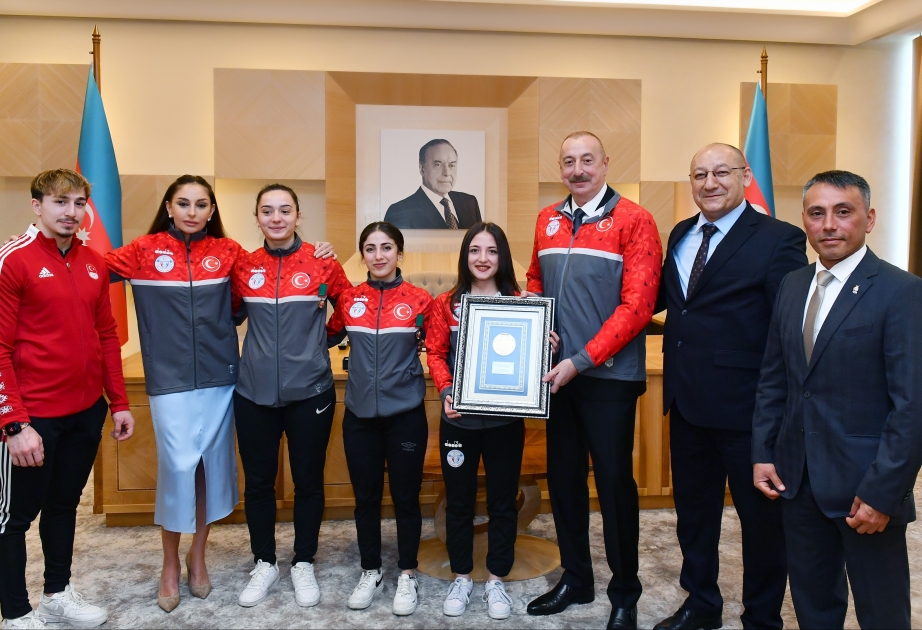 President Ilham Aliyev and First Lady Mehriban Aliyeva met with Turkish athletes who dedicated their victories to Azerbaijan at European Weightlifting Championships VIDEO