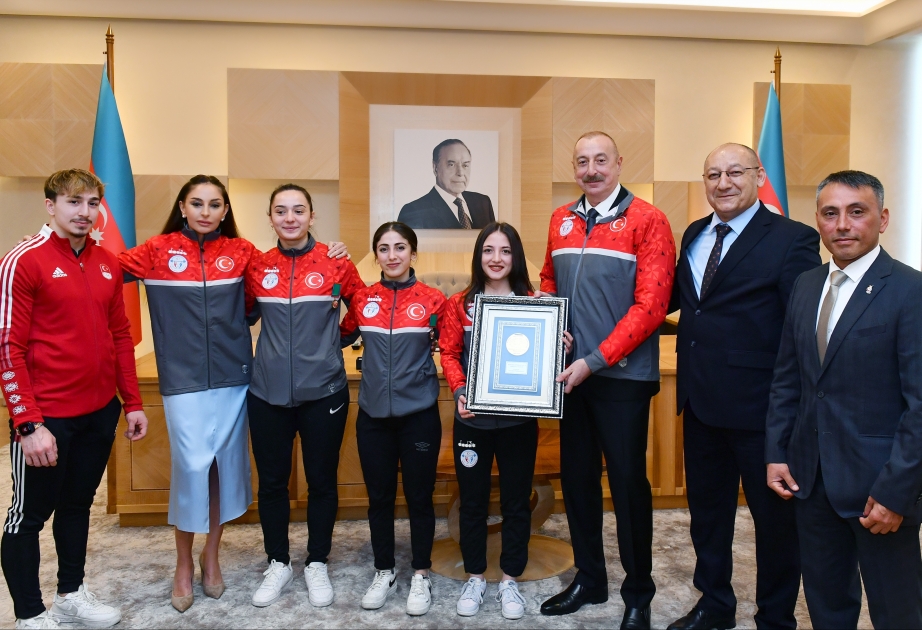 Präsident Ilham Aliyev und First Lady Mehriban Aliyeva treffen türkische Athletinnen und Athleten, die ihre Siege bei Gewichtheben-Europameisterschaften Aserbaidschan gewidmet haben VIDEO