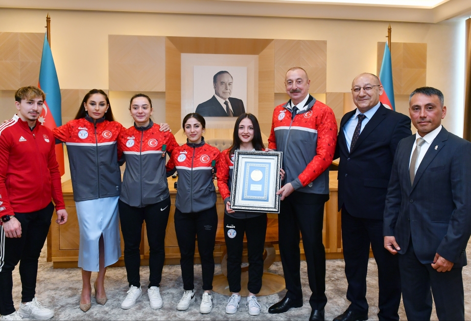 Le président Ilham Aliyev et la première dame Mehriban Aliyeva rencontrent les athlètes turcs ayant dédié leurs victoires à l'Azerbaïdjan au Championnat d’Europe d’haltérophilie VIDEO