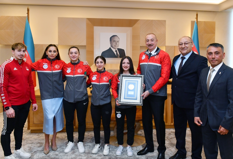 El Presidente y la Primera Dama se reúnen con atletas turcos que dedican la victoria en el Campeonato Europeo de Halterofilia a Azerbaiyán